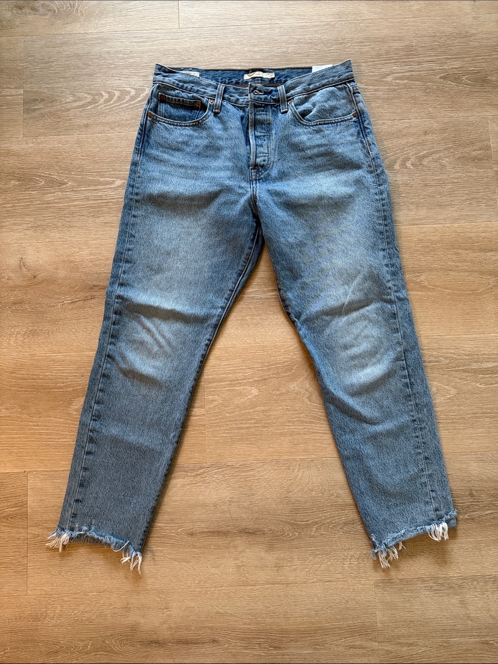 Levi's wedgie straight Crop Ankle Jeans in Washed Blue with Frayed Hem